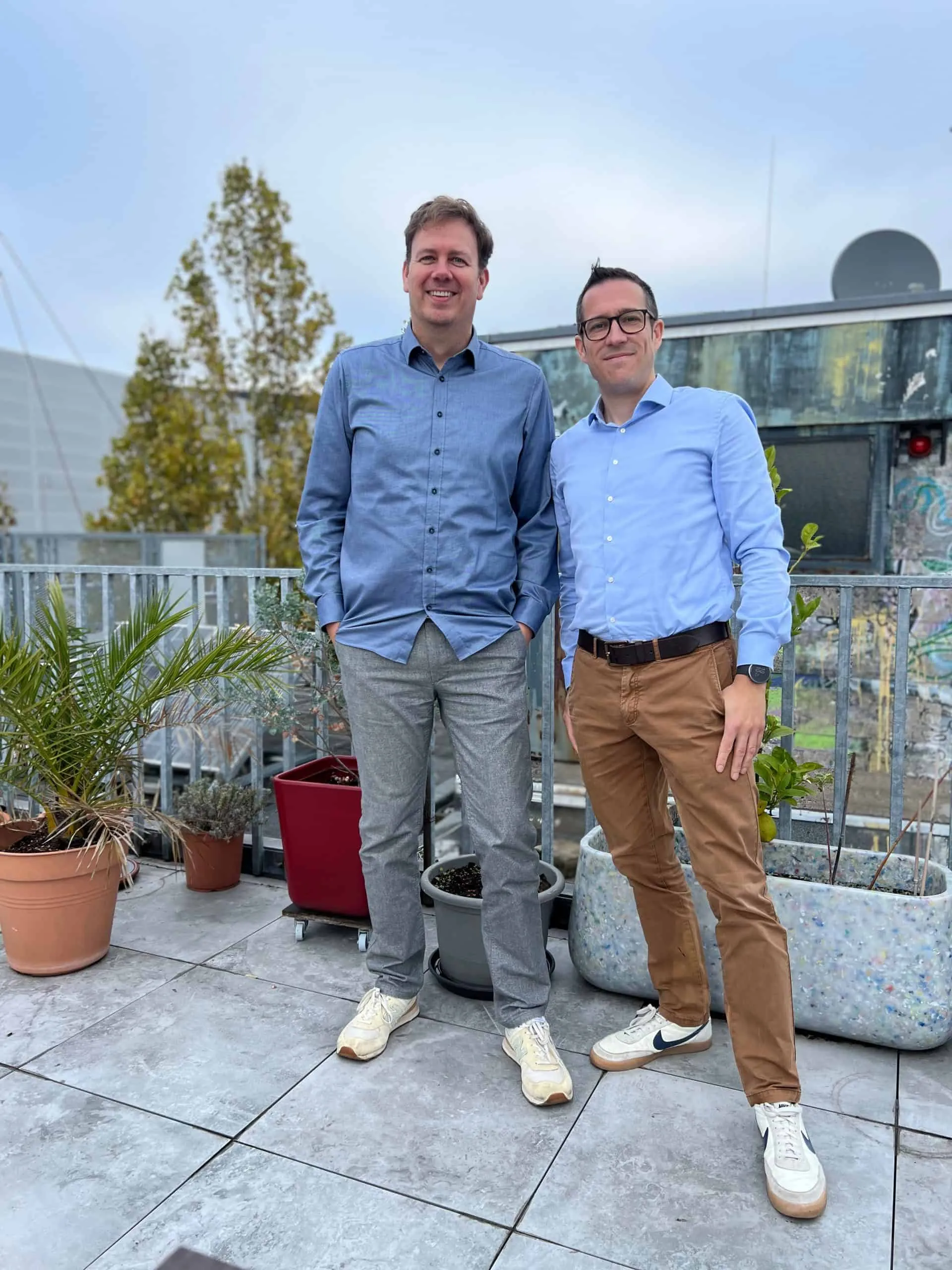Veit Schwerm und Dr. Stephan Hausberg auf einer Dachterrasse
