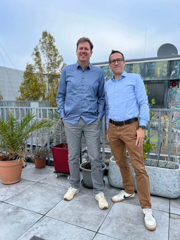 Veit Schwerm und Dr. Stephan Hausberg auf einer Dachterrasse